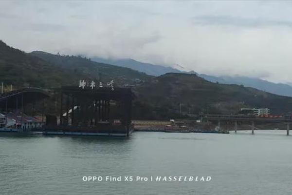 ‌山光水色打一生肖 → 龙（龙游山水，光色交融）‌